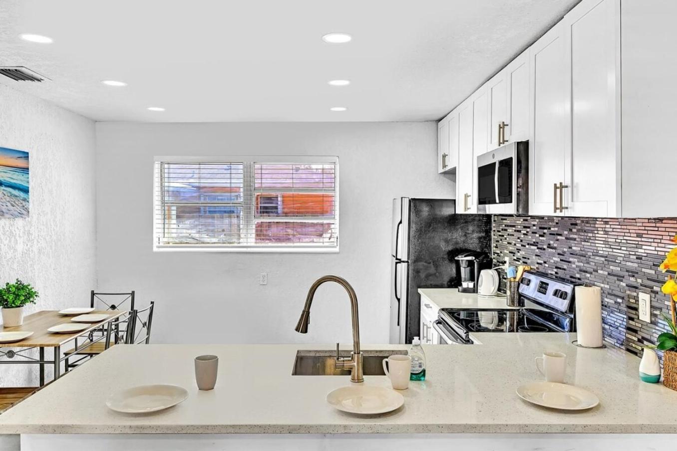 New Stylish 2 Bdrm Mins To Beach & Aventura Mall شاطئ هالانديل المظهر الخارجي الصورة