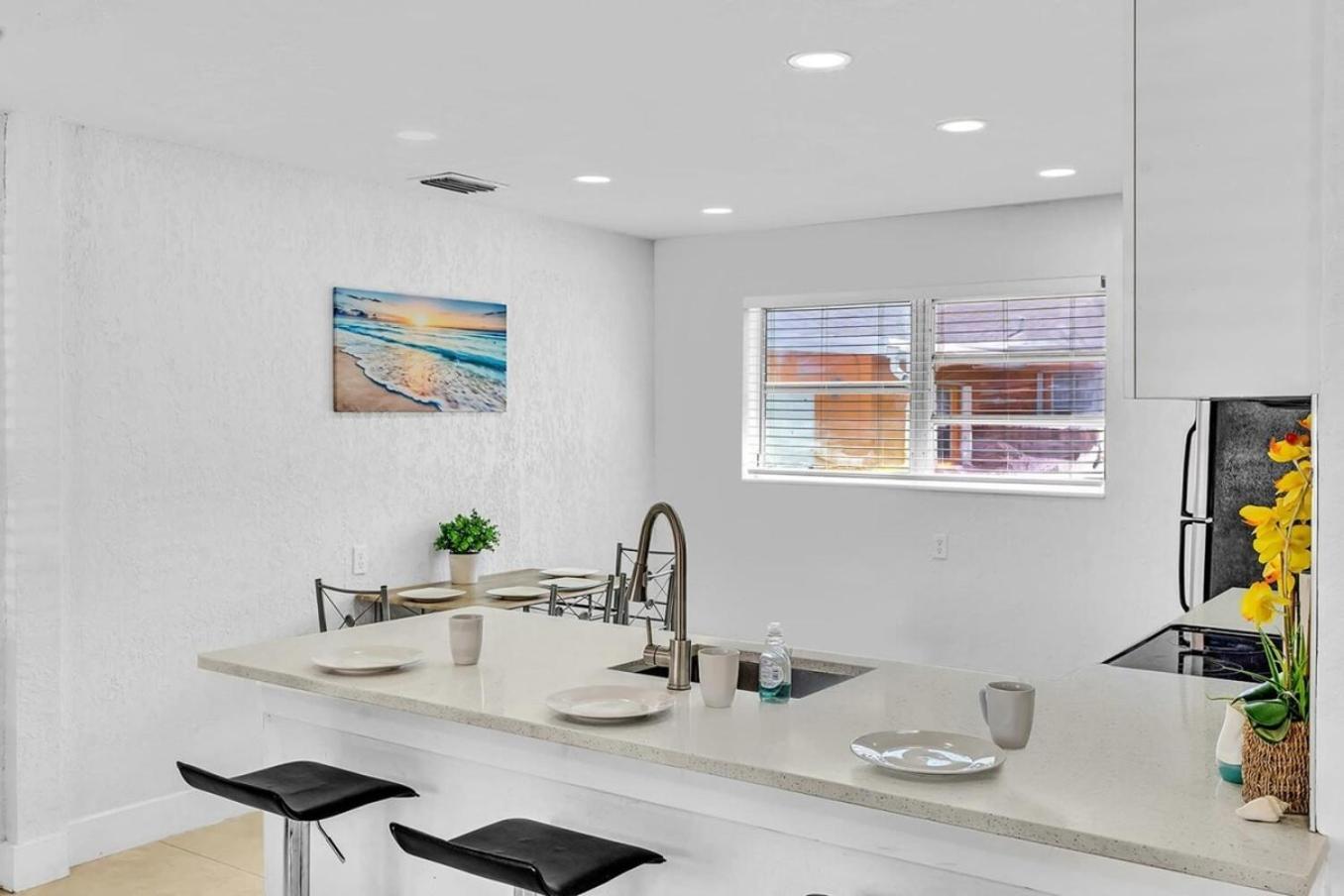 New Stylish 2 Bdrm Mins To Beach & Aventura Mall شاطئ هالانديل المظهر الخارجي الصورة