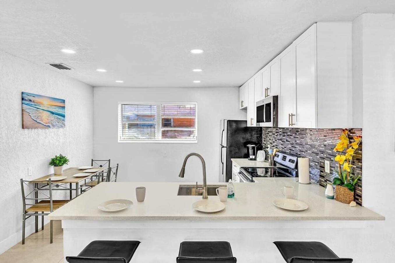 New Stylish 2 Bdrm Mins To Beach & Aventura Mall شاطئ هالانديل المظهر الخارجي الصورة